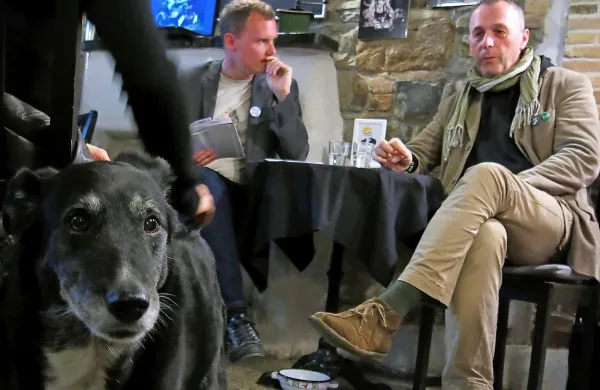 Smilla in njen lastnik  marca lani v koprskem baru Cameral