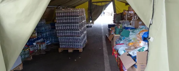 Šotor z zalogami v kampu na Šentilju. Donacije so drugi obraz dobrodelnosti. Nadzor nad količinami hrane, 
pri čemer je ta pogosto bolj pogojen z redom in enakomernostjo kot s pomanjkanjem, pa marsikateremu 
humanitarcu povzroča težave. “Težko je zavrniti nekoga, ki prosi za še hrane,” so nam povedali.