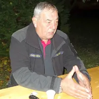 Milan Božič, Civilna zaščita Nova Gorica: “Moje 
osebno mnenje je, da bi to moral  videti vsak. 
Dogajanje je  zelo žalostno  in močna izkušnja ter 
preizkušnja za nas. Skoraj ne vem, kaj bi rekel. V 
tej stvari ni nič lepega. V tem, da vidiš bedo in 
trpljenje teh ljudi, ki so morali zapustiti svoje 
domače ognjišče in se podati v neznano.” 