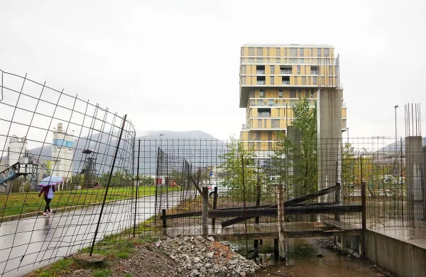 Nova Gorica ima največ avtomobilov na prebivalca. Ena od 
prioritet, ki jih podpira tudi EU,  je zato urejanje prometa in 
spodbujanju z čim manjši uporabi avta.