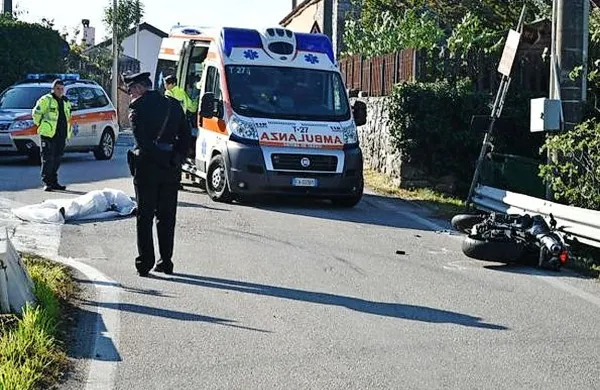 V Gabrovcu, na koncu vasi, je danes zjutraj prišlo do hude 
prometne nesreče, v kateri je življenje izgubil 30-letni motorist.