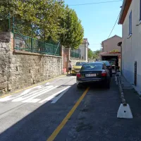 Domačin je pred okna postavil kar lesene hlode na kamnitih  
postavkih, s čimer je preprečil parkiranje tik ob hiši.
