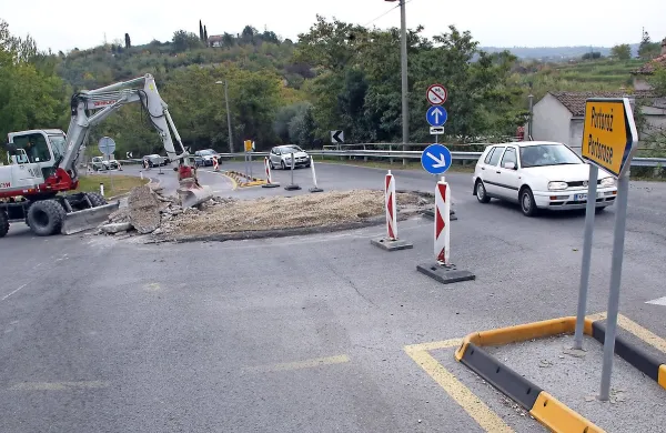 Do pretepa je prišlo na cesti nad Izolo, kjer opravljajo dela na 
krožnem križišču. 