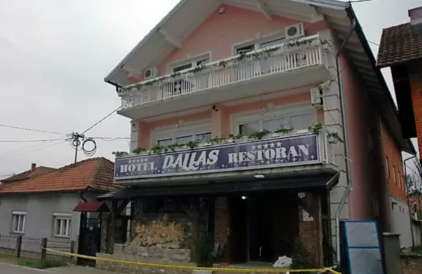 Policija je preiskala hotel Dallas na podlagi obveščevalnih 
informacij, da na območju pripravljajo morebiten terorističen 
napad s ciljem ogrožanja varnosti državljanov in premoženja 
v večjem obsegu ter vzpodbujanja verske, nacionalne in 
rasne nestrpnosti, poroča srbska tiskovna agencija Tanjug, ki 
navaja portal Radiotelevizije Republike srbske (RTRS).