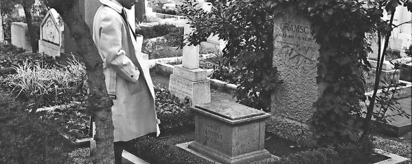Pier Paolo Pasolini na grobu svojega filozofskega vzornika 
Antonia Gramscija.