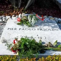 Pasolinijev grob na pokopališču v furlanskem mestecu 
Casarsa della Delizia, ki si ga deli z matero Susanno 
Colussi. 