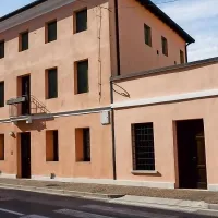 Hiša Colussi v Casarsi della Delizia, kjer je Pasolini preživel 
svoja najlepša leta. Danes v tej hiši deluje Študijski center Pier 
Paolo Pasolini, kjer hranijo pisateljeve rokopise iz obdobja, ki 
ga je preživel v Furlaniji, prve tiskane izvode njegovih del, 
stalno tematsko razstavo, fotografije ...