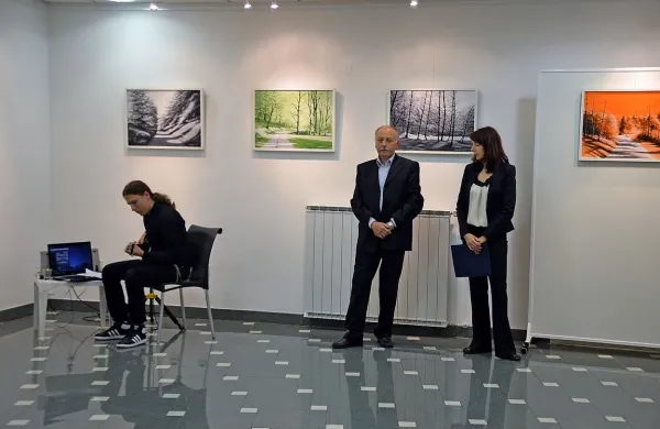 Avtor razstave Rajko Kranjec (v sredini) ob odprtju razstave skupaj s 
hčerko, slikarko Andrejo  in sinom, kitaristom  Jernejem. 

