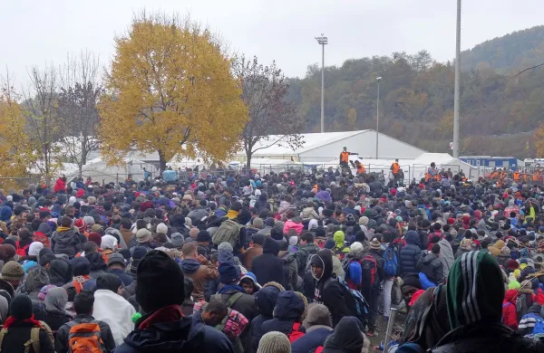 Na prehod v Avstrijo največ tujcev čaka v nastanitvenem 
centru Šentilj.