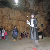 V jami so bili triki čarodeja Sama Sebastiana še bolj čarobni.