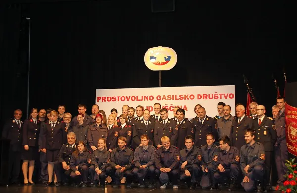 S srčnostjo  se borijo proti ognju, burji in drugim naravnim nesrečam