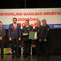 S srčnostjo  se borijo proti ognju, burji in drugim naravnim nesrečam