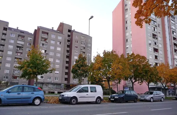 Etažni lastniki skupine stolpnic v  Ulici Gradnikove brigade so 
uvideli, da jim pripadajoča zemljišča ne bi prinesla parkirnih  
mest. Zahtevek so umaknili.