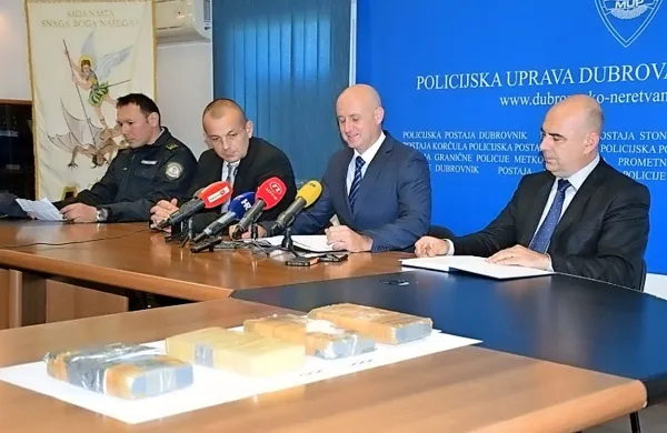 Na dubrovniško-neretvanski policijski upravi so predstavili 
rezultate preiskave in na ogled postavili zaseženi kokain. 