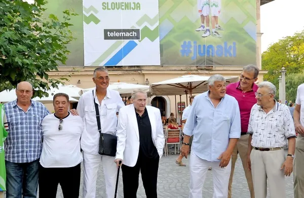 Leta 2013 se je v Ljubljani zbral večji del zlate generacije iz leta 1970. Na fotografiji sta tudi 
pokojna Boris Kristančič (četrti z leve) in Ranko Žeravica (prvi z desne).