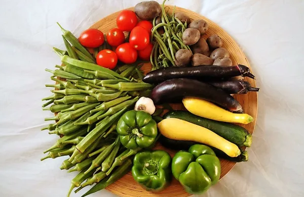 K primernemu vzdrževanju zdravja sodi tudi zdrava prehrana 
z veliko svežimi vitamini in minerali.