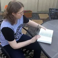 Rebecca je velika oboževalka zgodb o Harryju Potterju. Vseh 
sedem knjig zna na pamet, recitiranje poglavij iz knjig pa jo 
pomirja.