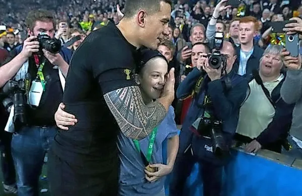  Sonny Bill Williams in deček, ki mu je podaril zlato medaljo.