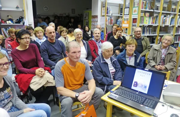 Kako je premagal 800 kilometrov dolgo Jakobovo pot, je Ermin Oblak (v 
oranžni majici) predstavil v prepolni domači knjižnici. 