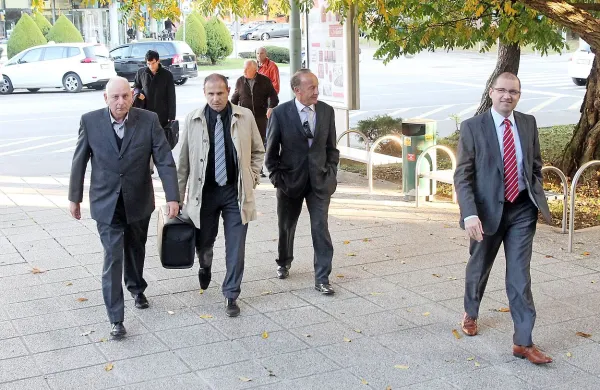 Specializirano tožilstvo je za obtoženo četverico  predlagalo 
zaporne in denarne kazni, sodišče pa jih je oprostilo vseh 
obtožb.