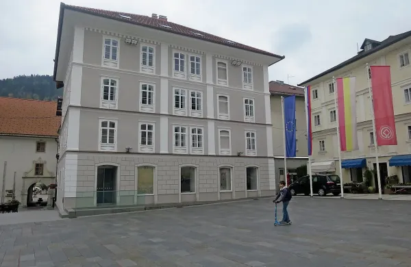 S prodajo  stanovanj v obnovljeni Golitovi  hiši si občina obeta vsaj 380.000 evrov za nakup in 
ureditev neprofitnih stanovanj.