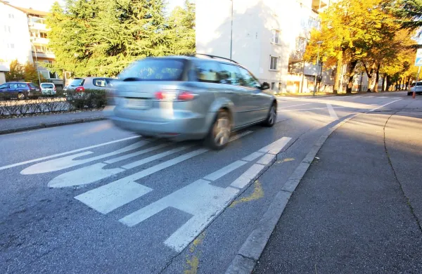 Voznik terenca je v Trubarjevi ulici trčil v 12-letnika, nato pa odpeljal proti Kosovelovi ulici. 