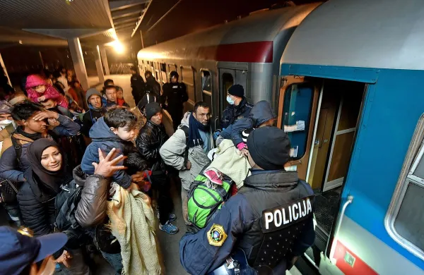 V Dobovo prihajajo novi in novi vlaki z begunci.