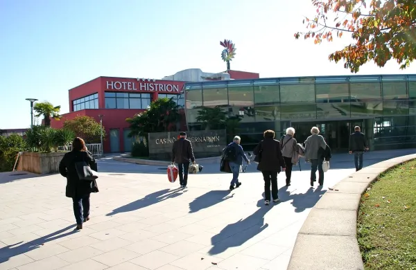 Včeraj zjutraj sta oborožena in zamaskirana roparja iz recepcije hotela Histrion odnesla kovinski sef, v katerem naj bi 
bilo več kot 10.000 evrov.