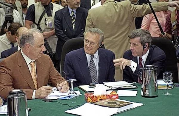 Z leve: Ahmed Čalabi, Donald Rumsfeld in Paul Bremer. 