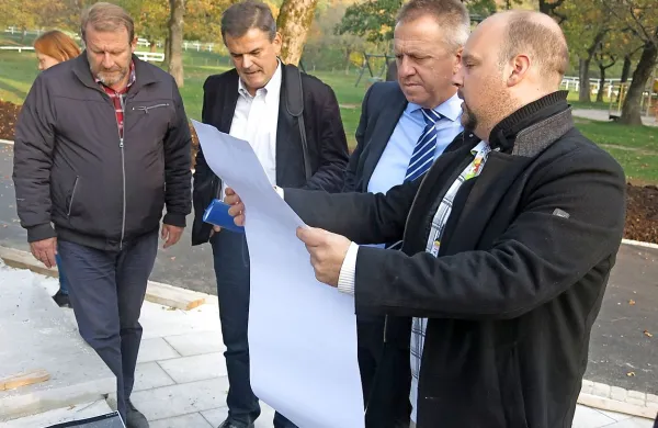 Kot je ob današnjem obisku Lipice povedal minister za 
gospodarski razvoj in tehnologijo Zdravko Počivalšek, je 
vlada enotna, da najde skupno rešitev. 