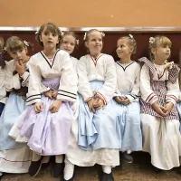 Otroci podružnične šole OŠ Vojke Šmuc so v nekdanjih 
otroških nošah  v narečju povedali nekaj kortežanskih 
otroških ugank in izštevank. 