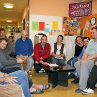 V postojnski stanovanjski skupini društva Vezi trenutno prebiva deset moških, med katerimi je večina mladih. Na fotografiji v 
družbi strokovne delavke Marice Ikanović (četrta z desne) in strokovne sodelavke Ester Ržen.