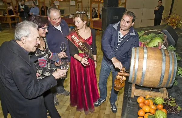 Fotografija je iz lanskega praznovanja v Kobjeglavi. Letos bo 
martinovanje  na Krasu še bolj pestro - pričenja se ta vikend v 
Sežani,  zaključi pa z martinovanjem v Kobjeglavi in pohodom 
po Teranovi krožni poti prihodnji vikend. 