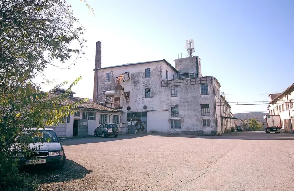 Prazne tovarniške hale Mebla vata v Mirnu so skušali prodati 
za 1,3 milijona evrov, a na dražbo ni prišel nihče. 