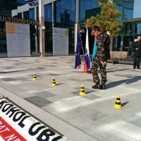 V vojaški uniformi je Luka Božič premagoval stožce z  očali, ki 
simulirajo alkoholiziranost.