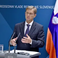 Miro Cerar: “Zelo dobro smo seznanjeni z možnostjo, da se begunski tok vsaj 
delno preusmeri prek Albanije v Črno Goro in morda potem kasneje tudi 
severno od teh lokacij.”