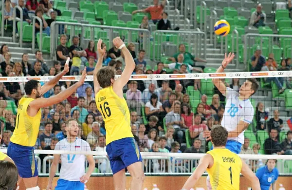Slovenski reprezentant Klemen Čebulj (18) je  avgusta lahko  
spoznali kakovost Brazilcev Lucasa Saatkampa (16) in Bruna 
Rezendeja (1). 