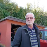 Zoran Mlekuž: “To bo katastrofa. Že 15 let zahtevamo ležeče 
policaje, a ker naj bi bila to interventna pot, jih ni. Zaradi težav 
s parkiranjem sem v 15 letih imel 12 razbitih avtov.”