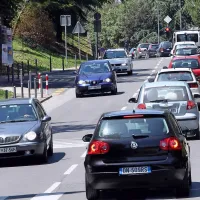 Promet v zgornjem delu Ceste na Markovec na sončno 
soboto pred odprtjem predora Markovec. Krajani se bojijo, 
da se bodo prizori ponovili.   