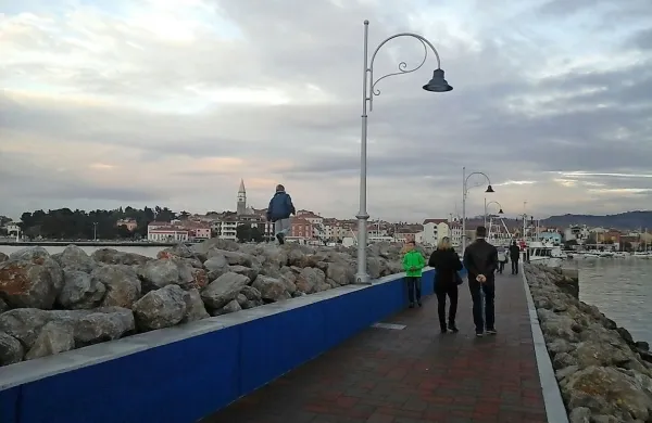 Kot vse kaže, bo zid valobrana 3 ostal tak, kakršen je - 
moder.  