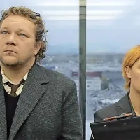 

Azra je uspešna umetnica, a ko je sama, joče. Jurček bo 
kmalu oče - in zagotovo ne bi rad bil gej. Pesnik še vedno ne 
ve, ali bi še naprej taval v življenju ali ne.