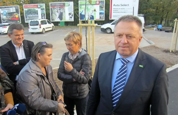 Včeraj je minister Zdravko Počivalšek  v Kobilarni Lipica 
preveril potek obnovitvenih del. Novinarjem je pojasnil svojo 
vizijo  razvoja te kulturne, zgodovinske in turistične destinacije.  