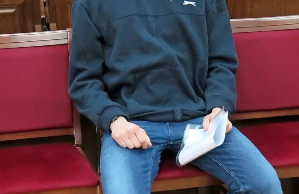 Ivan Cernic je v zagovoru zanikal očitke o terorizmu, priznal 
pa je poslovanje na spletu, kjer je kupoval tudi prepovedano 
drogo. 
