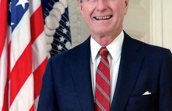 Nekdanji predsednik ZDA George Bush starejši si je v svoji 
biografiji privoščil odkrite kritike na račun vodilnih članov 
administracije njegovega sina Georga Busha mlajšega.