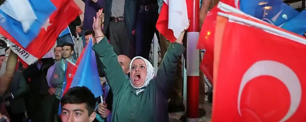 AKP, ki je zmagala na nedavnih turških volitvah, ima podporo 
v vseh slojih družbe, od mladih do žensk in  moških v zrelih 
letih.