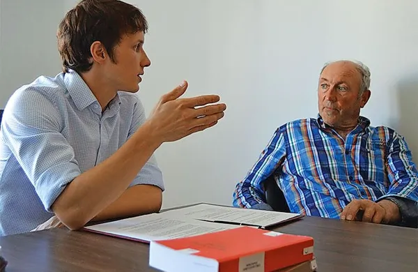 Absolvent prava Mario Benkoč (levo) iz Vremske doline ob sobotah v prostorih Krajevne 
skupnosti Senožeče občanom, ki se ne znajdejo v pravnih postopkih in pravnem jeziku, 
brezplačno svetuje.   