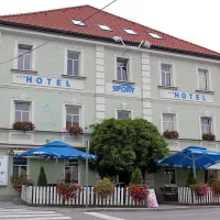 

 Po prvih ocenah je prodaja nekdanjih Epicovih hotelov (na 
fotografiji Sport), ki so do zaključka obnove hotela  Jama tudi 
edini hoteli v Postojni,  za postojnski turizem dobra novica.
