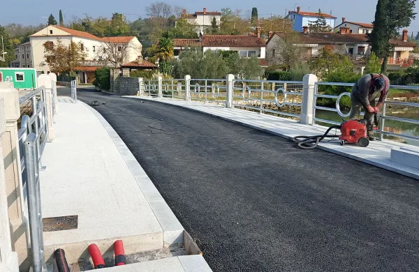 Na most so v teh dneh položili asfalt, namestili ograjo, promet 
čezenj pa še ne bo stekel. 
