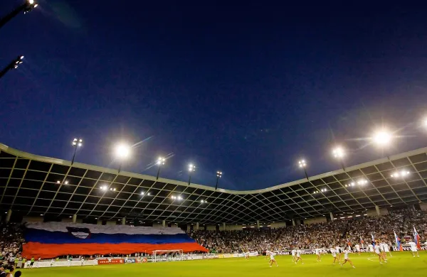 Zaradi begunske krize odpovedani derbi Olimpija : Maribor 
bo 21. novembra v Ljubljani.