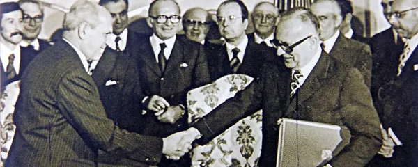 V Osimu sta se  po podpisu sporazumov  rokovala zvezni sekretar za zunanje zadeve Miloš Minić (levo) in italijanski zunanji minister Mariano Rumor.  
